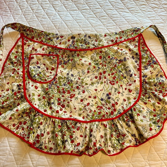 Half Apron with Ruffle Edge - Picture 1 of 4